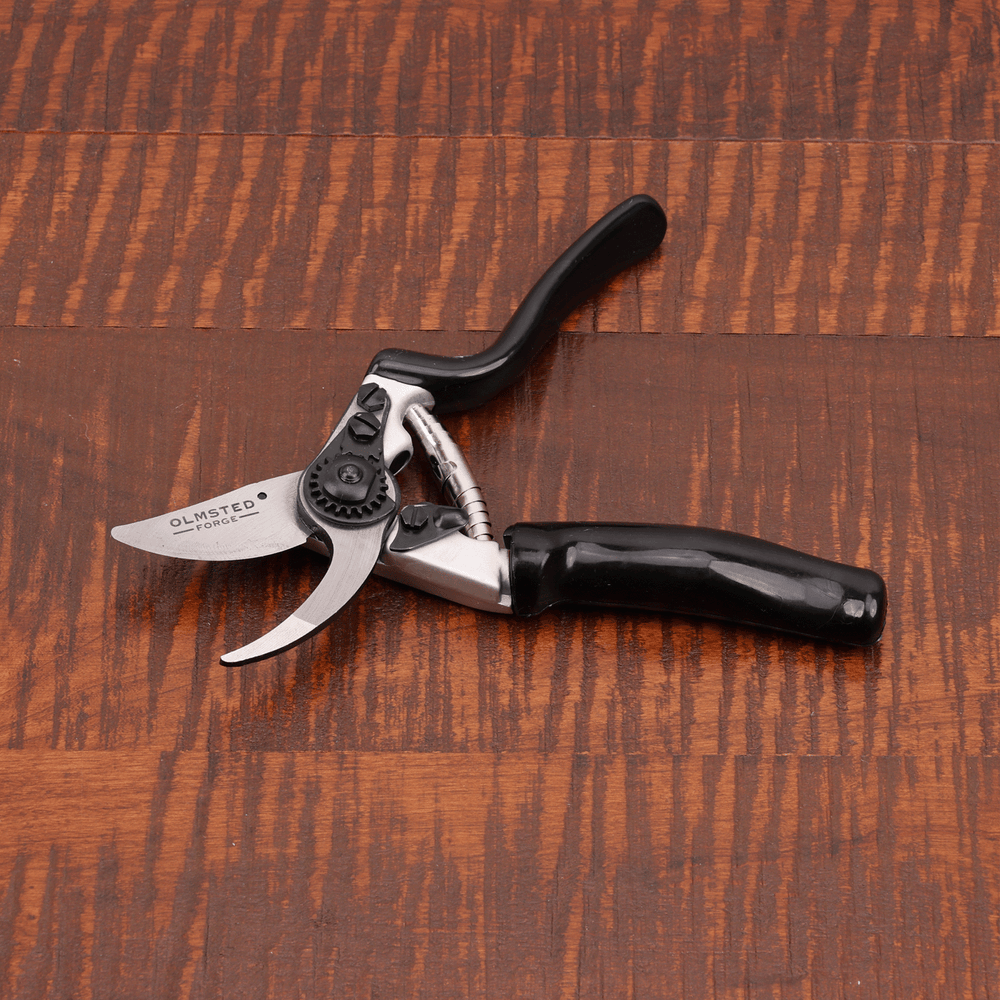 Hand Bypass Pruner with Rotating Handle